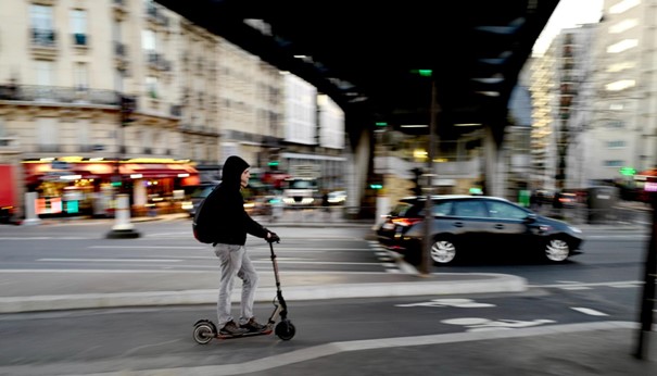 Jazda hulajnogą elektryczną. Przepisy zostaną zaostrzone jeszcze bardziej?  Apel Rzecznika Praw Dziecka - Olsztyn, ESKA.pl